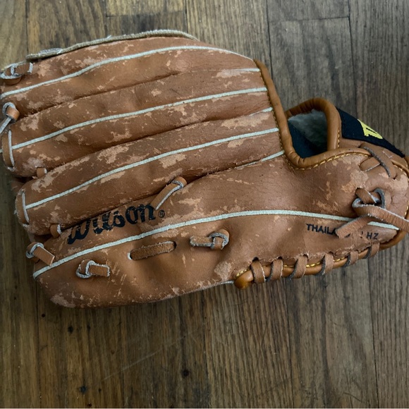 Wilson Greg Maddox 10 3/4 Baseball Mitt - Picture 2 of 8